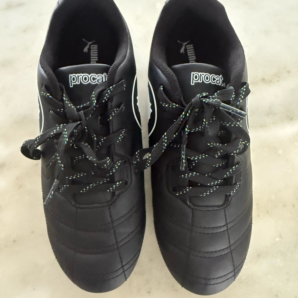 Puma Black and Green Soccer Cleats with Low-Top Design